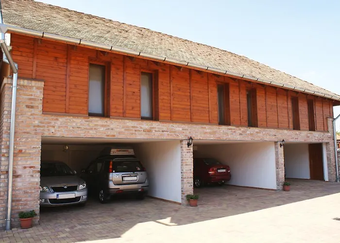 Várárok Apartman *